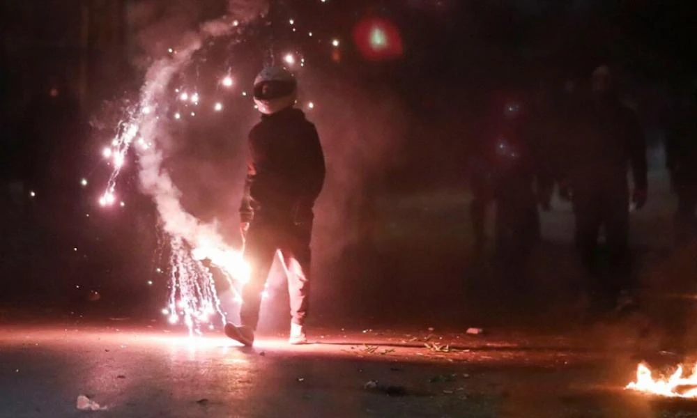 Άγνωστοι πέταξαν μολότοφ έξω από το σπίτι της Προέδρου του Αρείου Πάγου - Τραυματίστηκε αστυνομικός